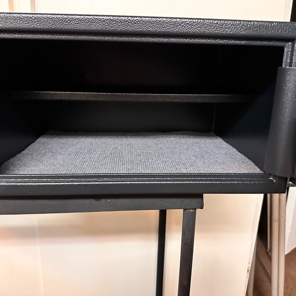 Sentry Safe Vault. Passcode and key lock. Barely used, like new - Picture 4 of 4